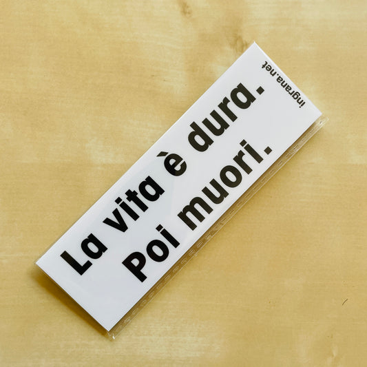 Sticker o Magnete "LA VITA È DURA POI MUORI"